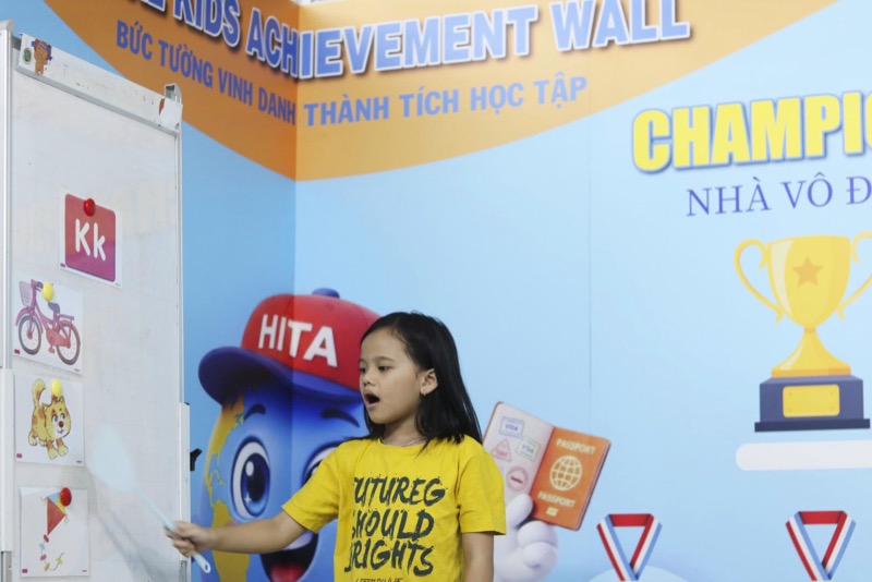 Bé học tiếng Anh