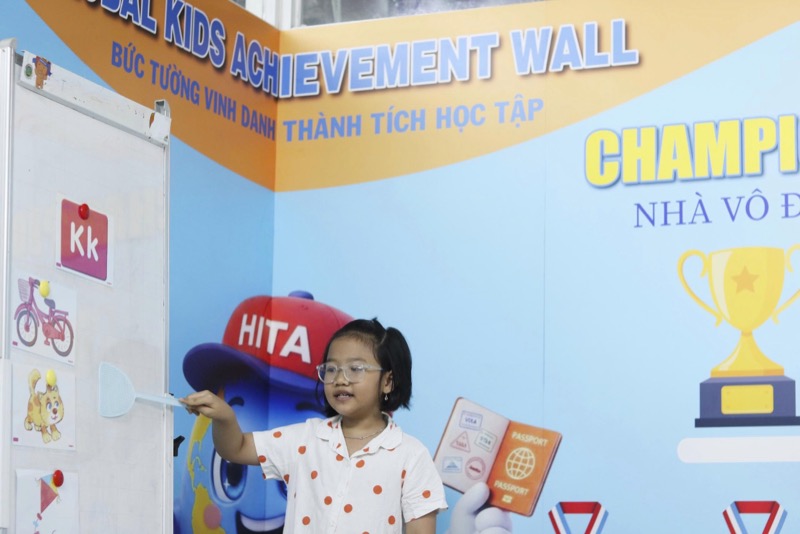 Bé thuyết trình