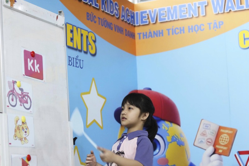 Bé phát biểu